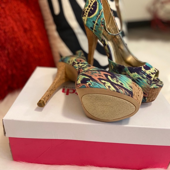 Shoes - Picture 3 of 4